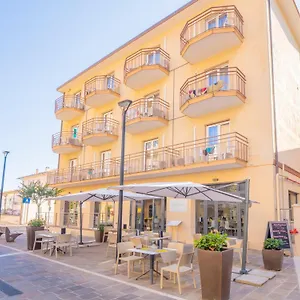 https://hotel-la-bussola-finale-ligure.hotelitalianriviera.com